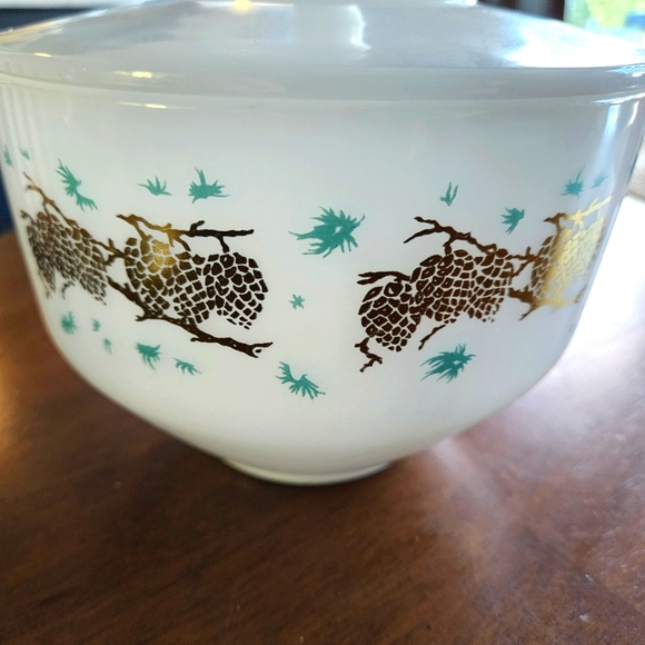 Vintage Federal glass 1.5 quart bowl with lid milk glass Gold pinecone Turquoise - Picture 2 of 9
